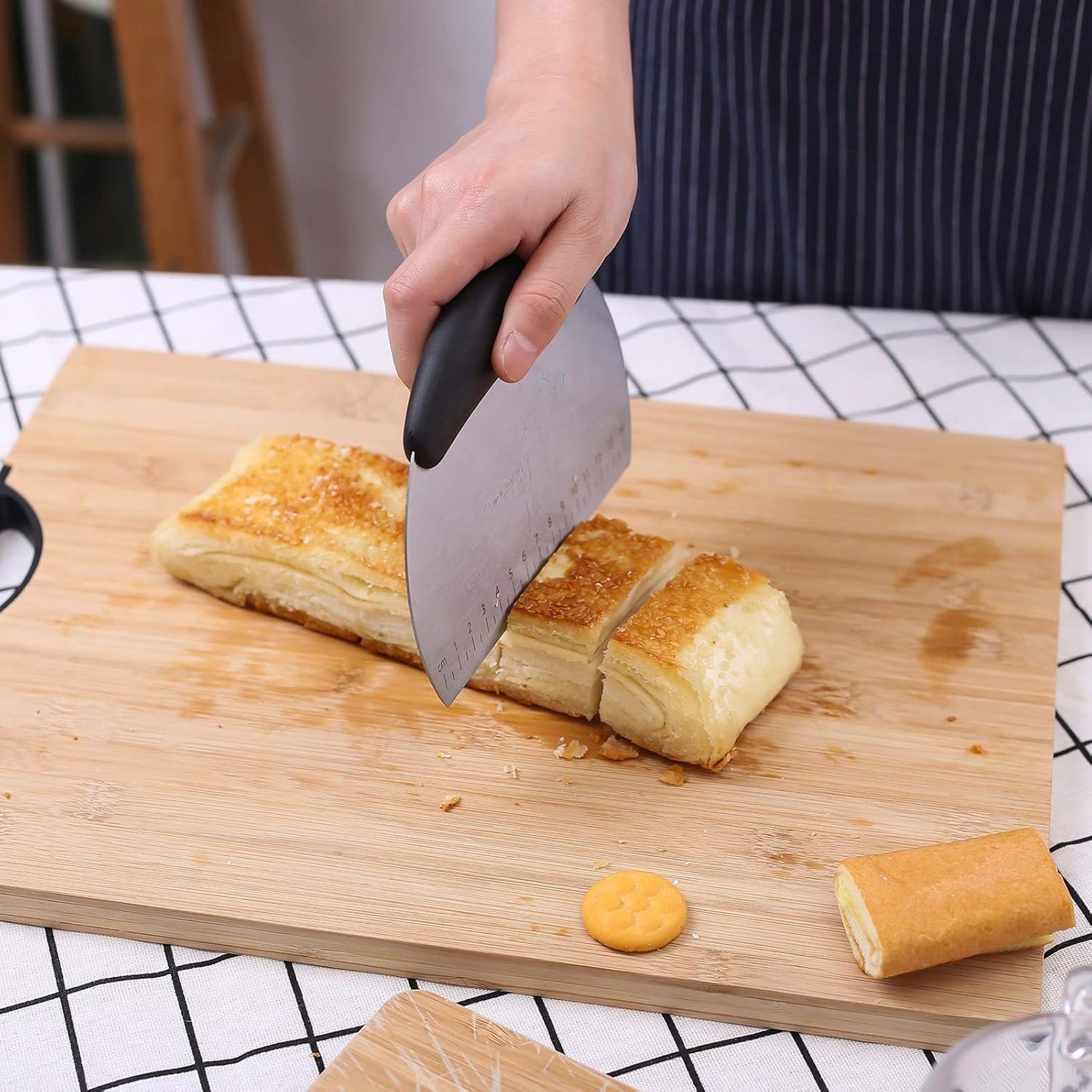 1 Pcs Dough Pastry Scraper Chopper/Stainless Steel Dough Scraper Cutter with Ergonomic Rubber Non-Slip Grip/Dough Scraper Cutter/Pro Pastry Pizza Cutter Chopper (Green)